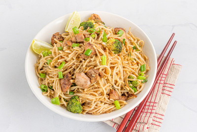 简单的鸡肉炒面在一个碗白底特写照片