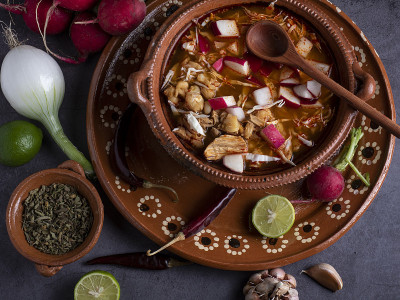 Pozole rojo，传统墨西哥菜。