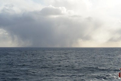 在阿留申群岛附近的太平洋上，强雨云带来了大量的降雨和大气降水。