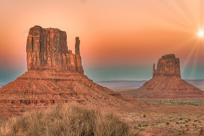 纪念碑谷地区的科罗拉多高原与巨大的砂岩在Arizonaâ犹他州边界上，在一个纳瓦霍民族保留地。美