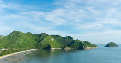 岩石或石山或山丘在邦浦海滩普拉卓布基里汗泰国