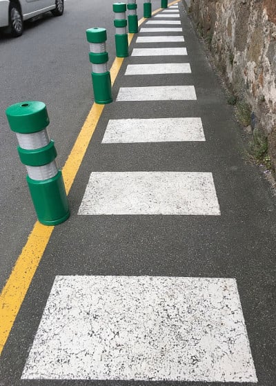 道路标志行人过马路特写