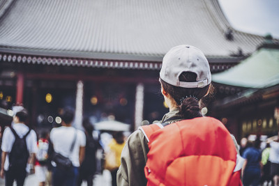 在东京浅草旅游的女人