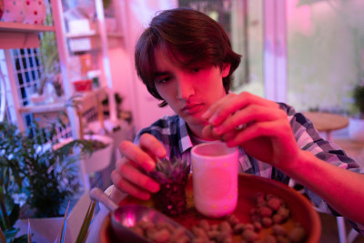 体贴漂亮的园丁工作与特殊的移植技术
