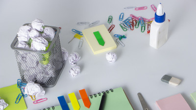 学校和办公用品的白色背景和复印空间。前视图。