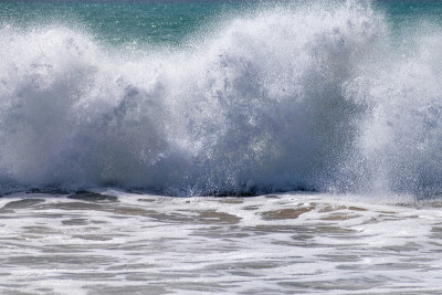 浪花从破碎的海浪