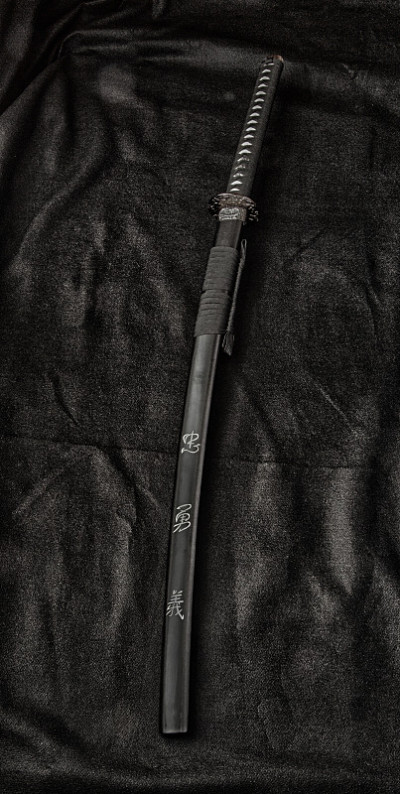 武士刀在黑色的组织背景