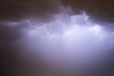 闪电和暴风雨的天空