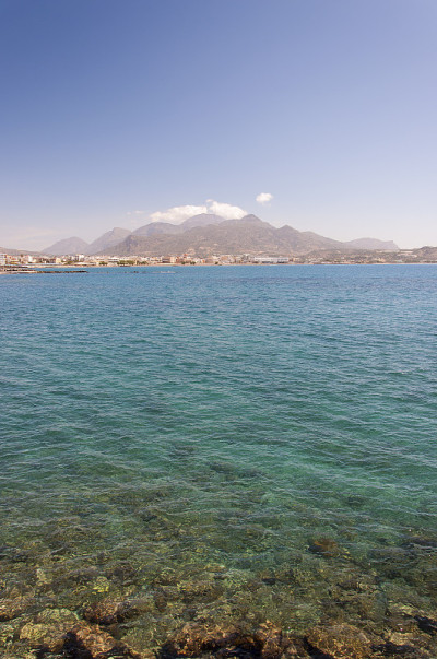雷拉佩特拉在海湾对面