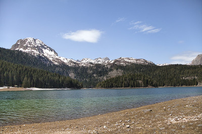 黑山的黑湖