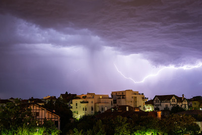 法国贝永的雷雨天气