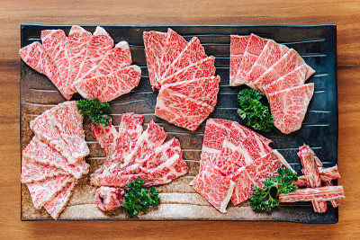 和牛A5牛肉的许多部分与高大理石纹理的石盘用于烧肉。