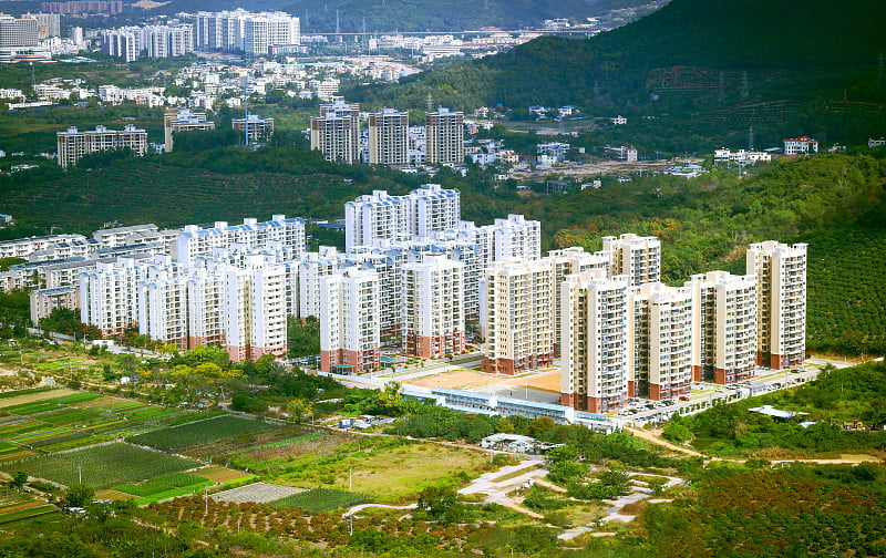 新住宅区的高层景观，典型的摩天大楼在绿色的三亚。