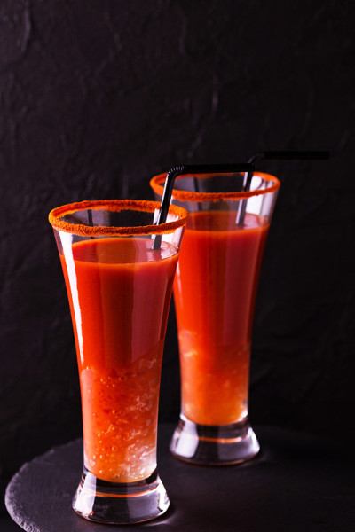 血腥玛丽鸡尾酒，辣椒，冰和selery。