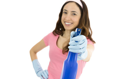 清洁女工展示喷雾瓶