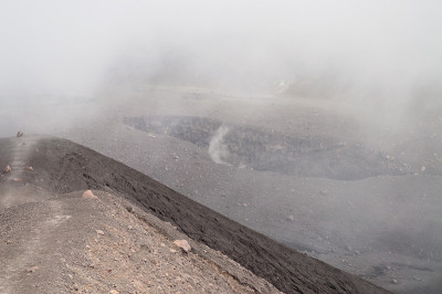 云层中的默拉皮火山的小火山口