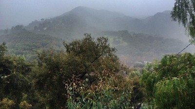 云雨中的圣塔莫尼卡山全景