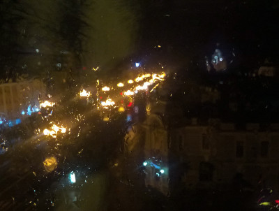 雨点打在潮湿模糊的窗玻璃上，城市的城市背景在夜晚