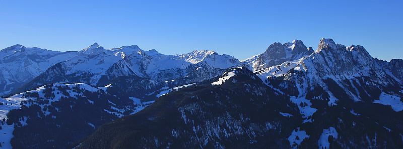 从Rellerli滑雪场看向Oldenhorn山