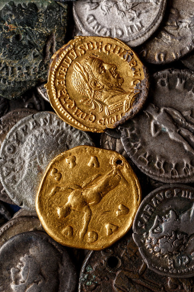 罗马金银铸币的宝藏。图拉真德西乌斯。公元249年- 251年。AV球菌。罗马帝国的古代钱币。真正的银