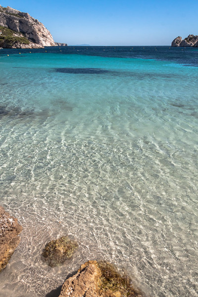 美丽的海湾与绿松石水域的风景