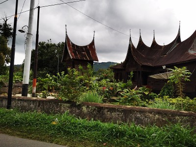 印度尼西亚米南卡堡的传统家园“Rumah Bagonjong”的气氛