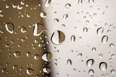 小雨打在漆