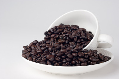 咖啡豆和白杯子