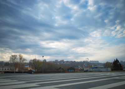 城市广场的潘扎镇建筑背景