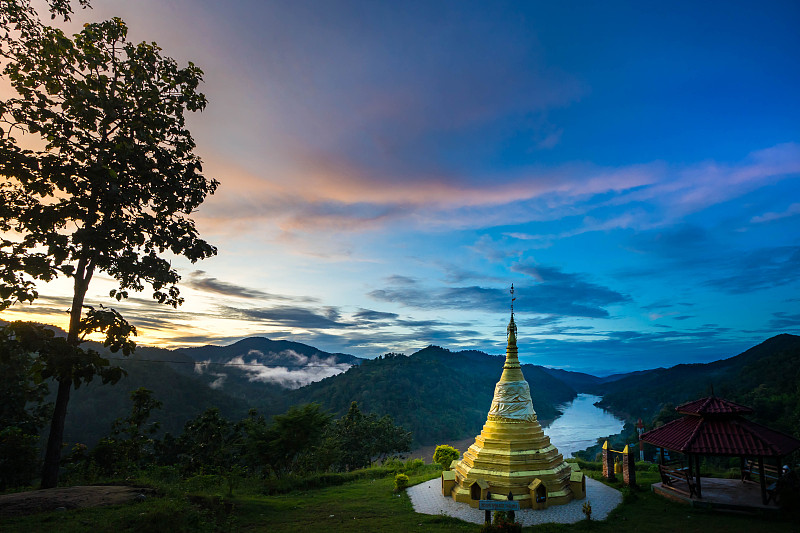 金塔在萨尔温江上的班美山姆莱普，Sop Moei区，Mae Hong Son省之间的泰国和缅甸边界在