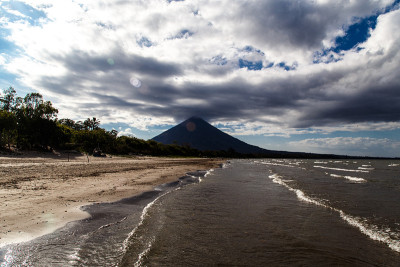 从海滩看到的奥梅特佩火山