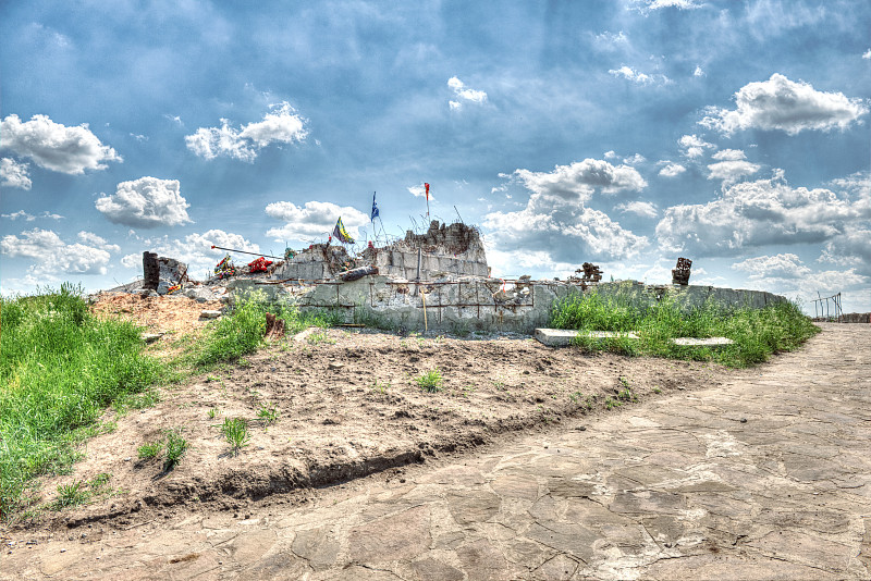 2014年战争结束后，苏联士兵纪念碑被毁，废墟成堆。DPR,乌克兰,Saur-Tomb。