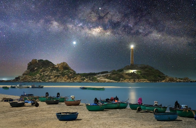 灯塔旁海边渔村的夜景