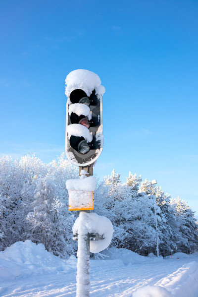 红绿灯上的雪