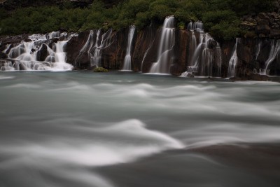 Hraunfossar瀑布(冰岛西部)Hraunfossar瀑布的水流入冰岛Hvita河