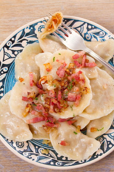 饺子馅:卷心菜和胡萝卜，配培根和洋葱。Varenyky, vareniki, pierogi, py