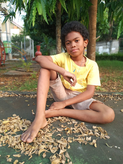 迷人的印尼男孩喜欢在户外玩耍。