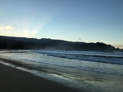 夏威夷考艾岛哈纳雷海湾冬天的日落。