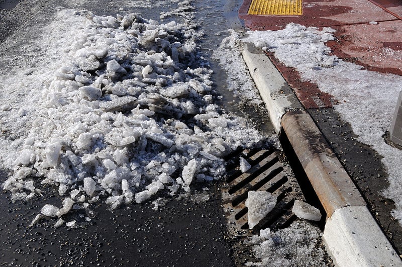 雪和砾石覆盖了雨水沟