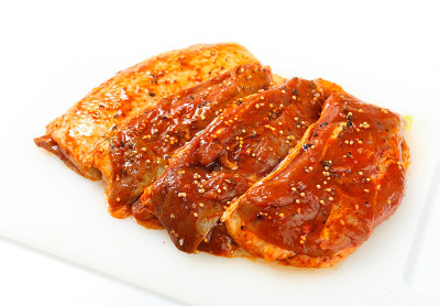 用腌汁烤的肉排。