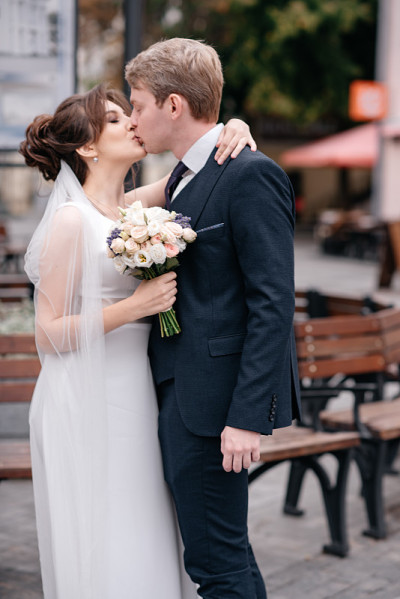 新婚夫妇在城市里散步。婚礼的照片。