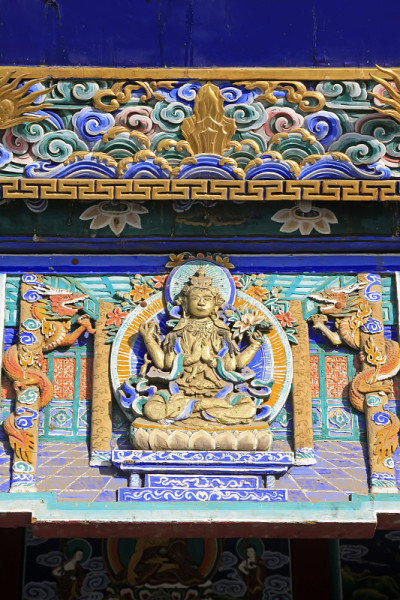 寺庙彩绘木雕，特写照片