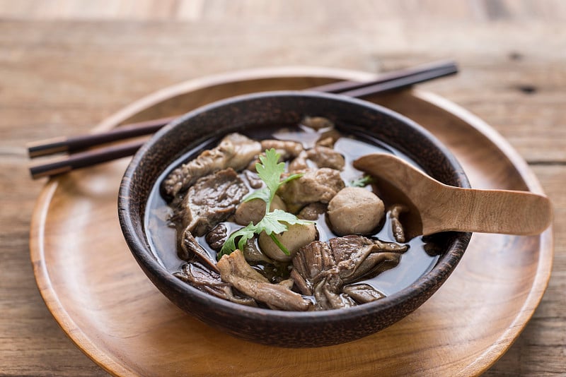 牛肉面汤，一个木碗的特写