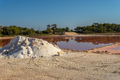 传统的盐厂位于马略卡镇Colonia de Sant Jordi日出