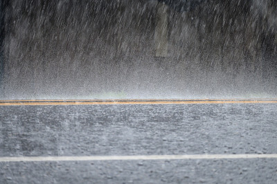 路上下着暴雨