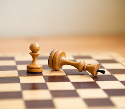 Pawn战胜了国王。棋子。