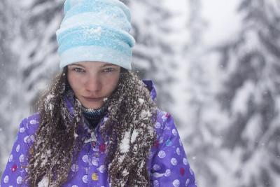 冬天女人肖像雪落