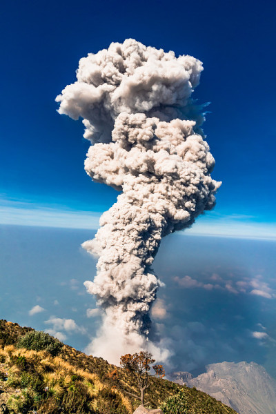 危地马拉Quetzaltenango附近圣玛利亚的Santiaguito火山爆发