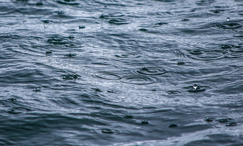 在飓风季节下大雨