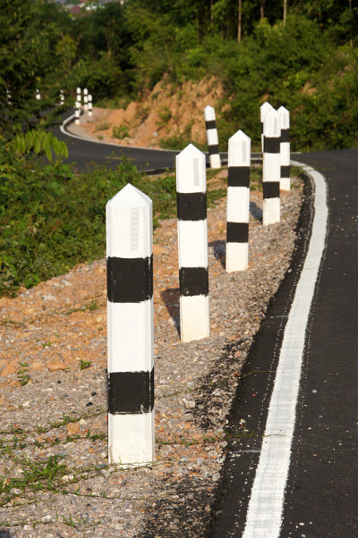 石柱防止道路弯曲时发生事故。